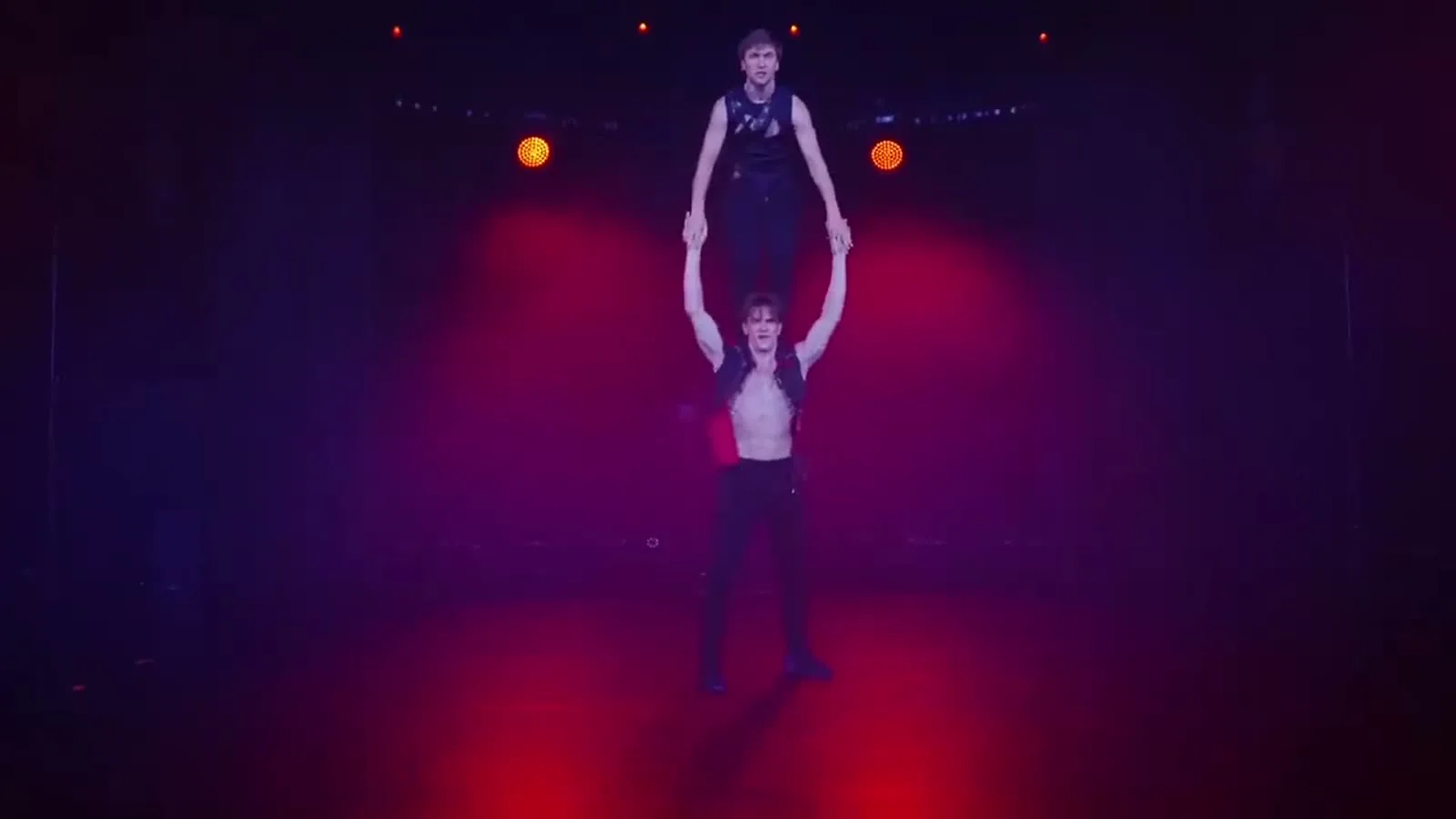 Handstand-Pyramide im Bühnenlicht