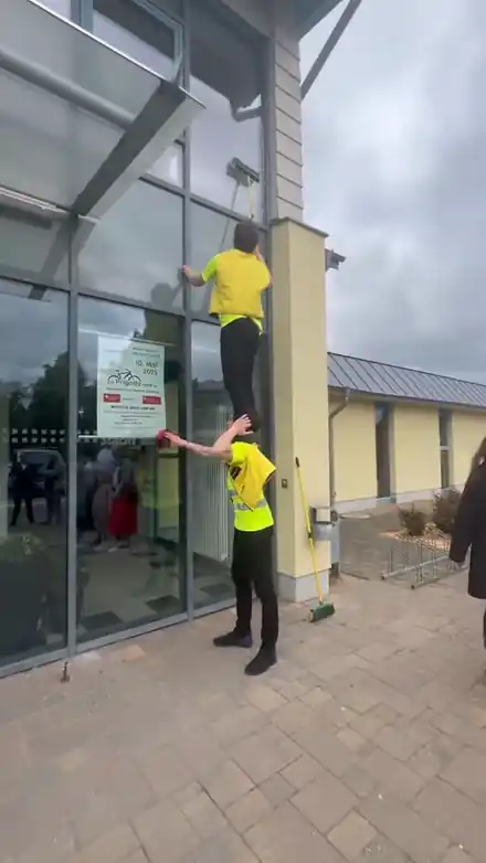 Cleaning Crew Acrobatics: Stage Sweepers – The Big 30-Min. Show 4